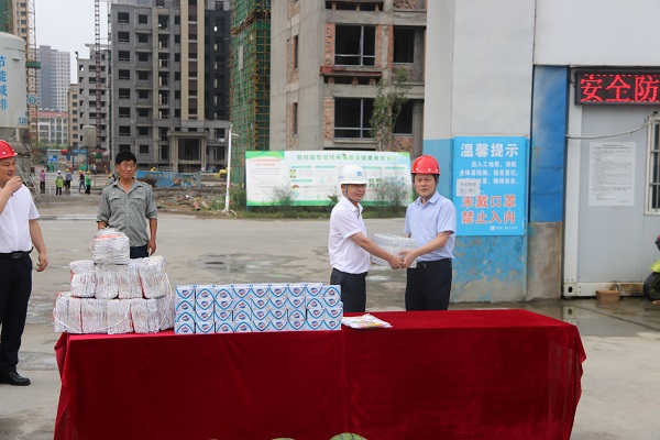 楊曉彬到徽鹽地產(chǎn)定遠(yuǎn)、泗縣項(xiàng)目公司開(kāi)展高溫慰問(wèn)